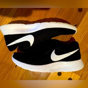 Women’s Nike Tajun athletic sneakers black & white SUZE 7.5 “MOVE TO ZERO”
